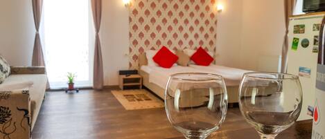 Apartament 14 | Individually decorated, individually furnished, desk, laptop workspace