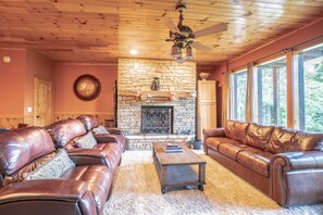 スマートテレビ、暖炉、テレビゲーム、書庫