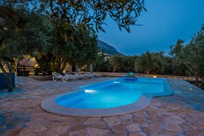 Utomhuspool och uppvärmd pool