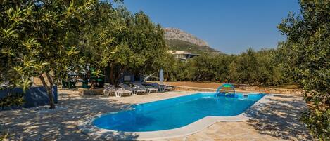 حمّام سباحة خارجي، حمّام سباحة مُدفَّأ