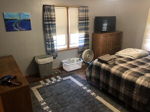 3 bedrooms, iron/ironing board, WiFi, bed sheets - Perfect location!!! Blocks from Lambeau Field. (Green Bay)