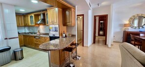 Refrigerador, microondas, horno, cafetera/tetera