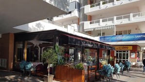 A restaurant with outdoor seating and a view of the surrounding buildings. - Urban 2 BR apartment : Pool : Los Boliches (Fuengirola)