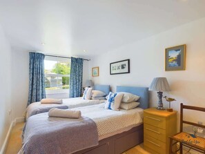 3 slaapkamers, een strijkplank/strijkijzer, gratis wifi, beddengoed