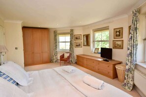 3 bedrooms, iron/ironing board, free WiFi, bed sheets