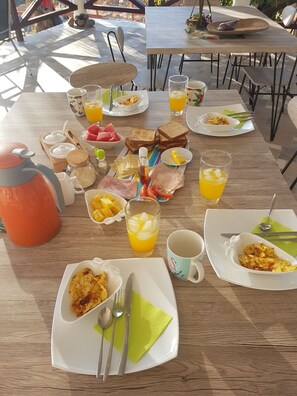 每日供應歐陸早餐 (每人 PAB4)