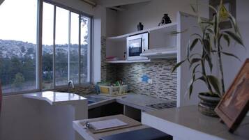 Jääkaappi, mikroaaltouuni, uuni, astianpesukone