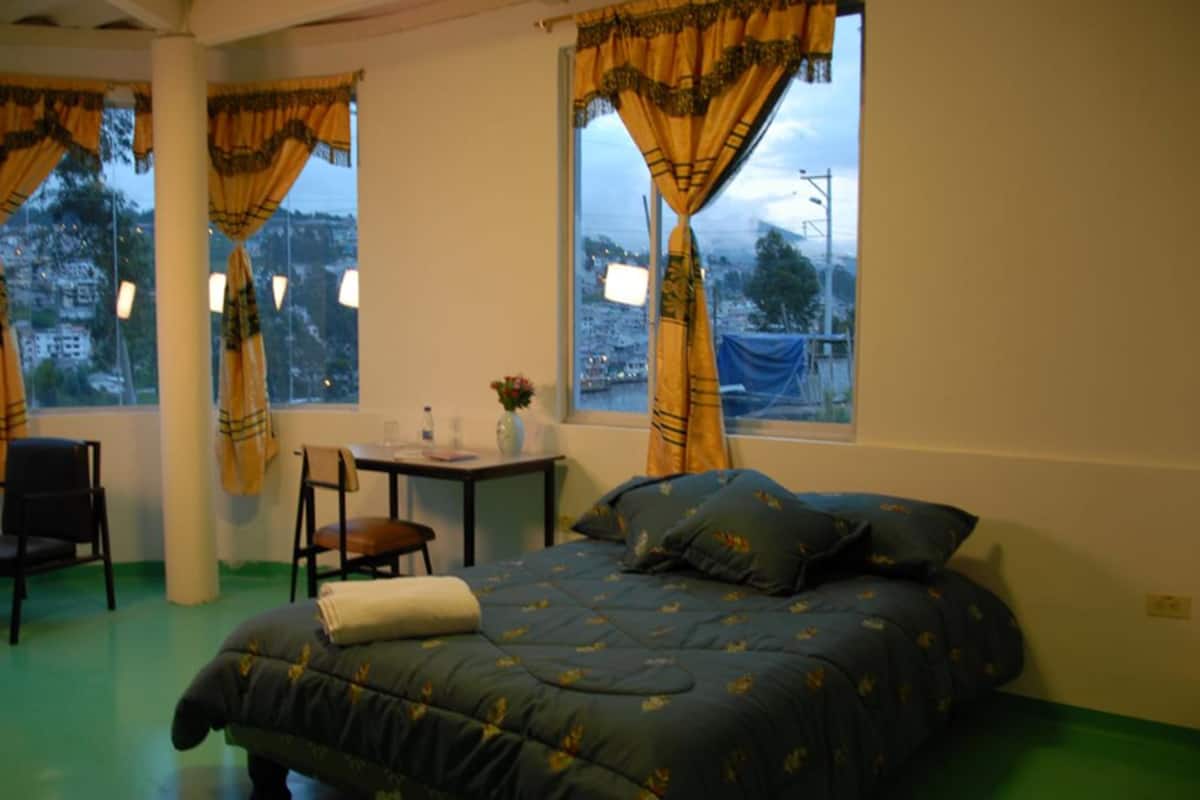Luxe beddengoed, donzen dekbedden, een bureau, een laptopwerkplek