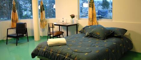 Habitación Business, 1 cama doble, vistas a la montaña | Ropa de cama de alta calidad, edredones de plumas, escritorio