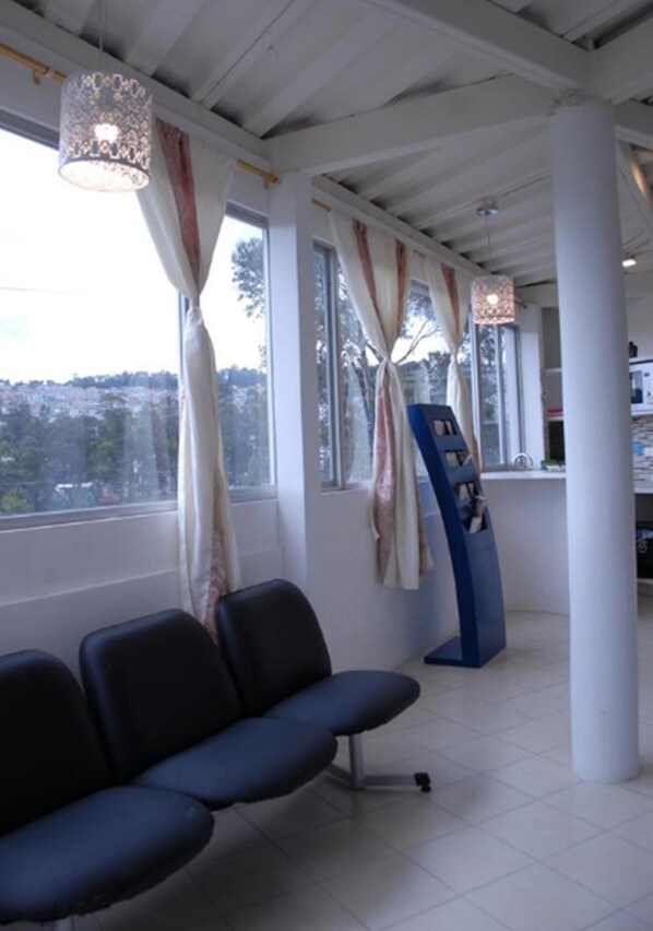 Lobby sitting area - Quito Condor Hostal (Conocoto)