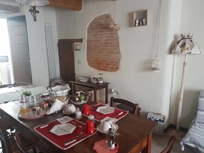 Se ofrece un desayuno bufé entre semana (por un coste adicional)