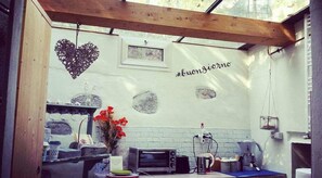 Petit déjeuner buffet servi en semaine (10 EUR par personne)