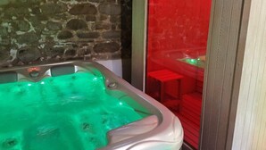 Indoor spa tub - B&B Il Giardino delle Noci (Auditore)
