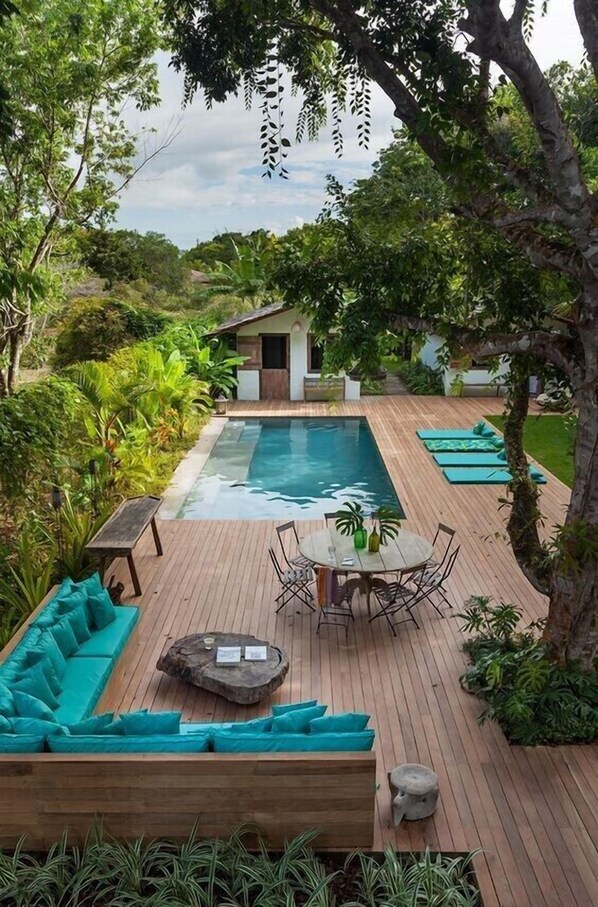 Piscine extérieure, parasols de plage, chaises longues