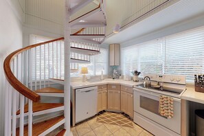 ثلاجة، ميكروويف، فرن، موقد طهي مسطح