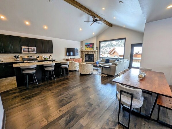 Smart TV, fireplace