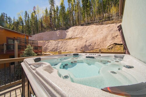 Modern w/private hot tub, bike trails nearby