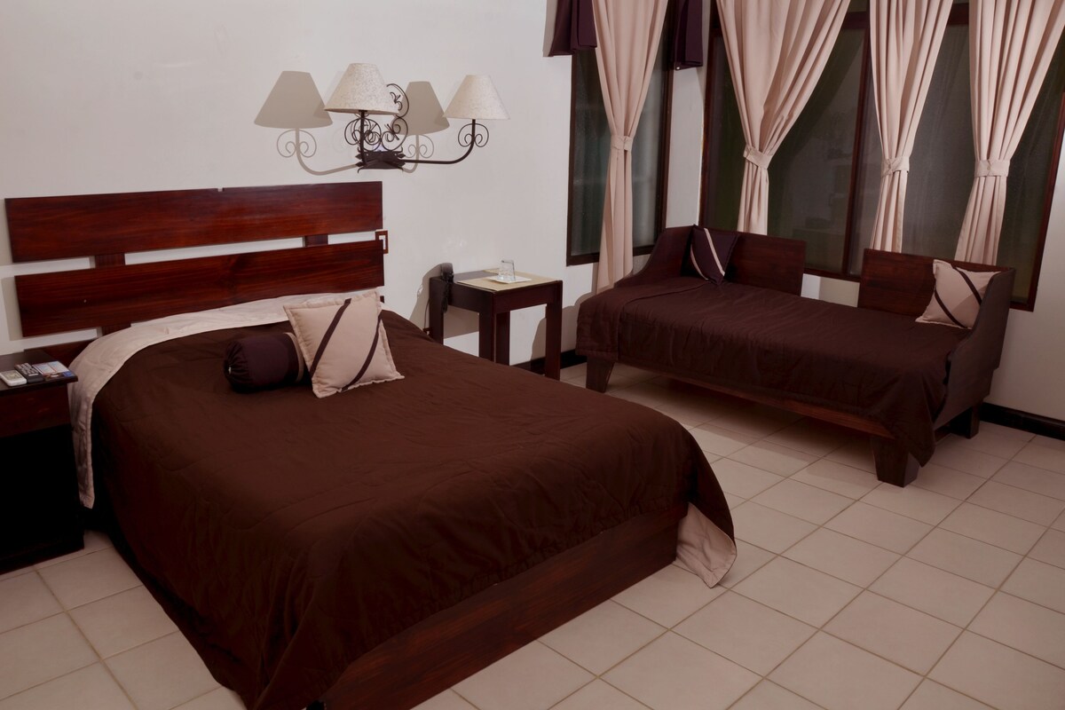 Standard Double Room | In-room safe, desk, soundproofing, iron/ironing board