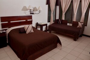 Standard-Doppelzimmer | Zimmersafe, Schreibtisch, schallisolierte Zimmer, Bügeleisen/Bügelbrett