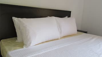 Tabla de planchar con plancha, cunas, wifi gratis y ropa de cama