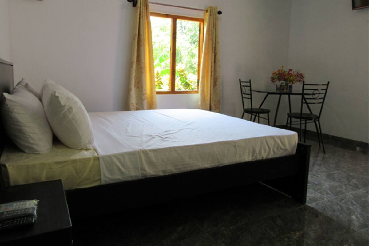 Tabla de planchar con plancha, cunas, wifi gratis y ropa de cama 