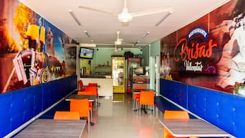 تقديم الغداء والعشاء والإفطار المتأخر