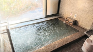 Ein Whirlpool mit Blick auf Bäume.