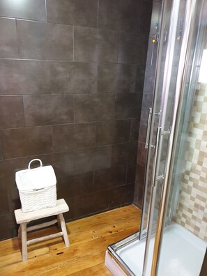 Habitación doble estándar | Baño | Regadera, regadera tipo lluvia, secadora de cabello, toallas 