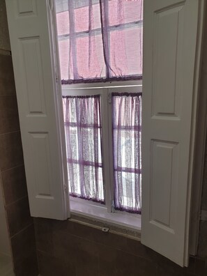 Shower, rainfall showerhead, hair dryer, towels - Solar Transmontano (Porto)