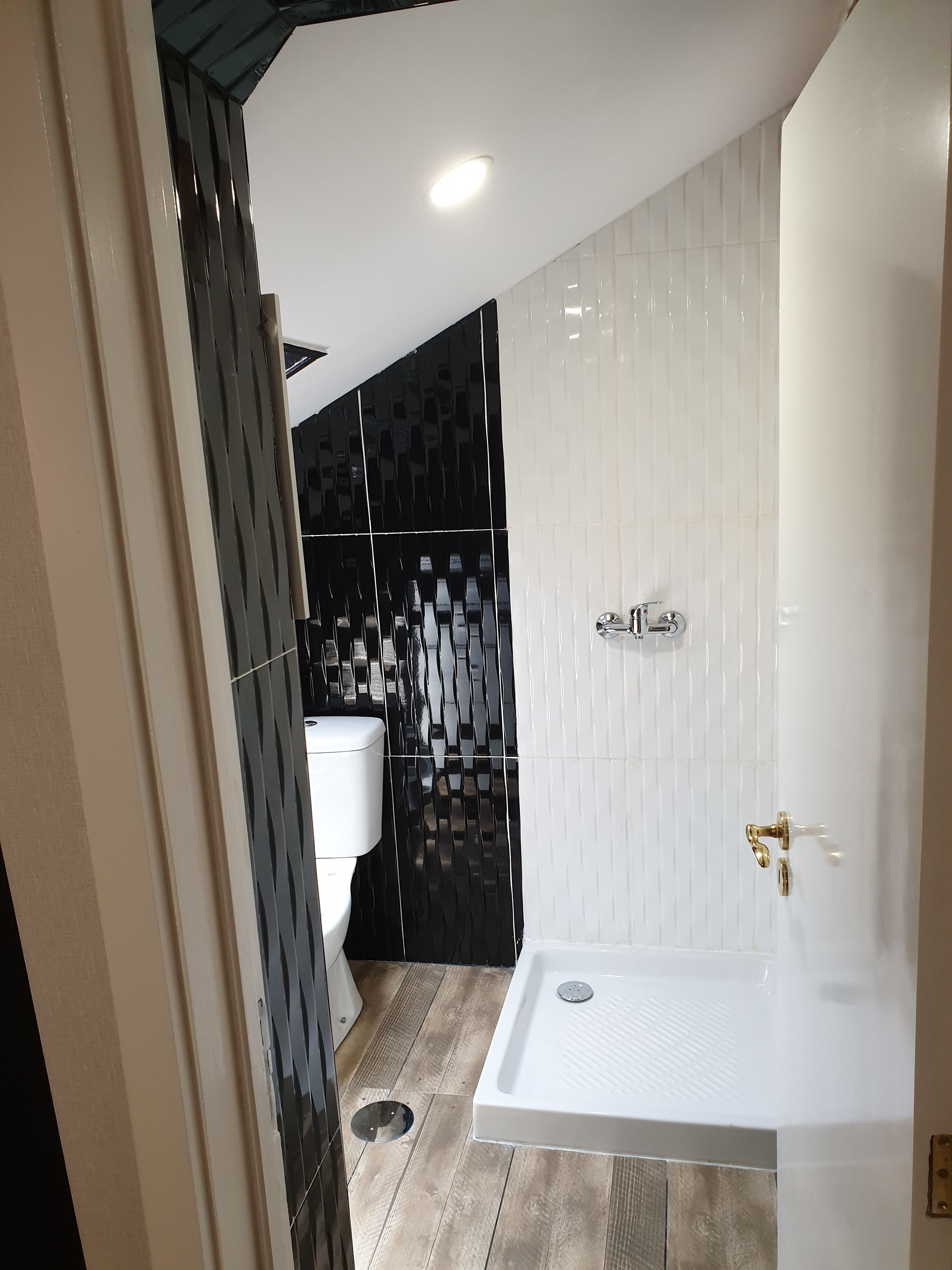 Standard Double Room | Bathroom | Shower, rainfall showerhead, hair dryer, towels