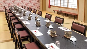 Ein Konferenzraum mit einem langen Tisch, Stühlen und Namensschildern.