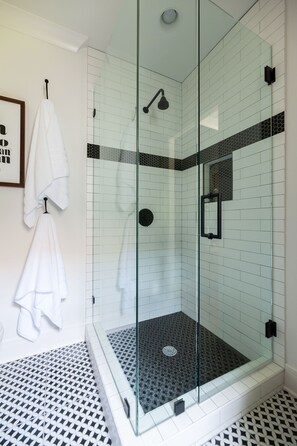 Een douche, een haardroger, handdoeken, zeep
