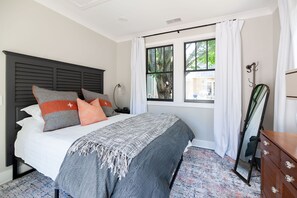 3 bedrooms, desk, iron/ironing board, free WiFi