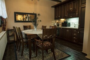 Enjoy meals with friends and family at this dining area, featuring a round table and comfortable seating for six.