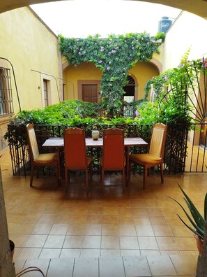 Casona Centro Historico | Terrace/patio - Casona Lele, Panchito y Lavanda (Querétaro)