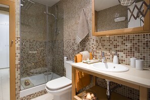 Een douche, een haardroger, handdoeken