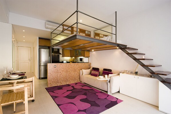 TV - Reina Amalia Apartment (Barcelona)