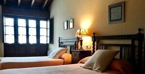 2 bedrooms, iron/ironing board, WiFi, bed sheets - House with pool and garden, between Picos de Europa and Villaviciosa beaches. (Nava)