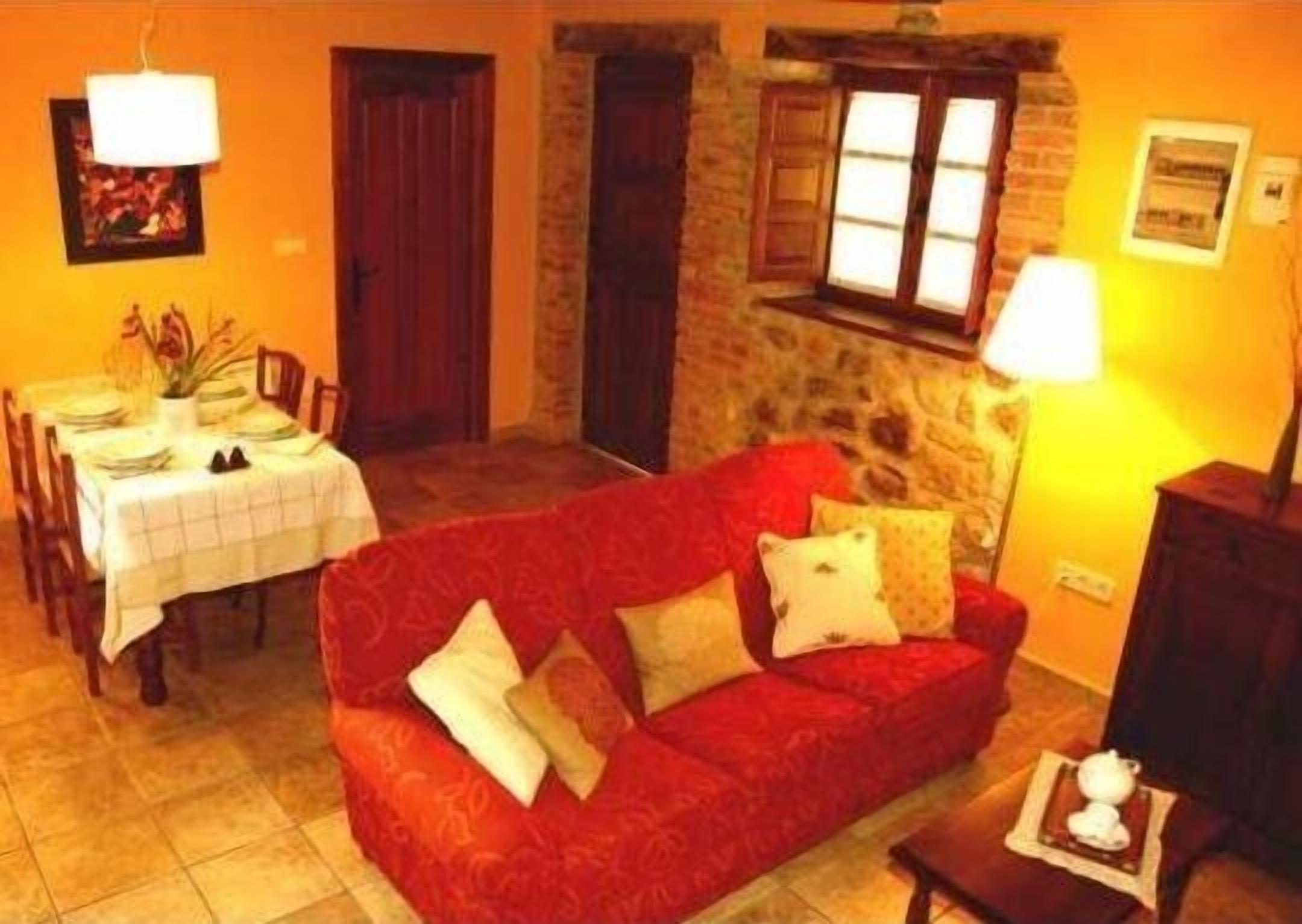 Een televisie, een open haard en boeken