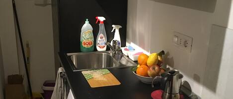 Geladeira, cooktop, cafeteira/chaleira