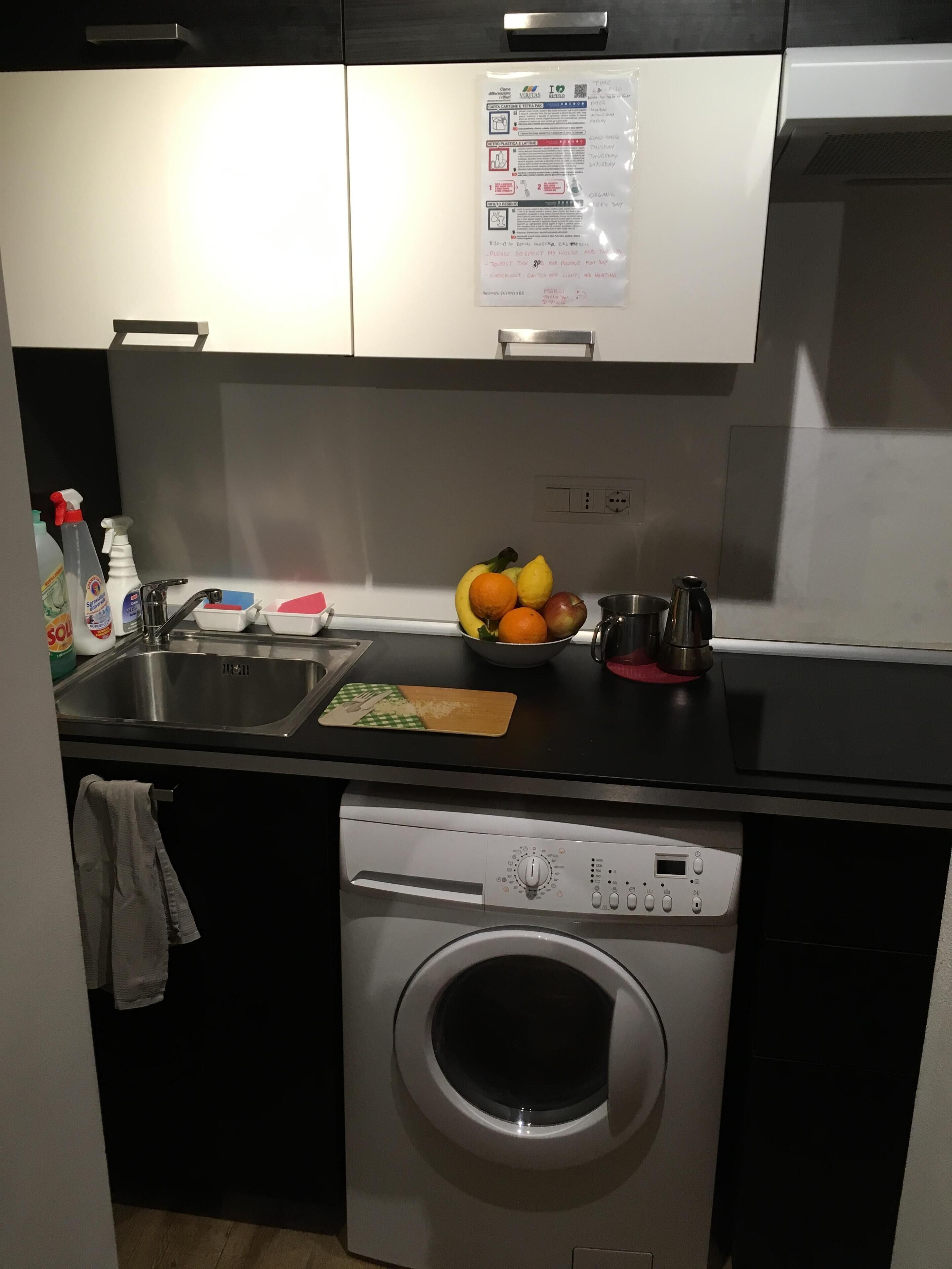 Kühlschrank, Herdplatte, Wasserkocher mit Kaffee-/Teezubehör