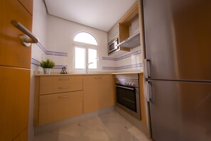 Frigorífic gran, microones i placa de cuina