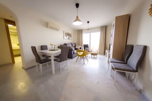 Departamento, 1 habitación | Sala de estar | Televisión de pantalla plana 