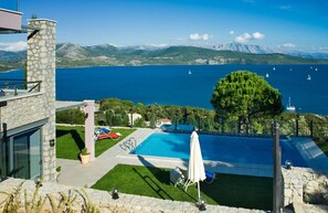 Pool - Is equipped with all cutlery and crockery for 12 people. (Lefkas,Greece, Ionian Islands)