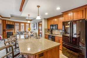 Kylskåp, mikrovågsugn, ugn och spishäll