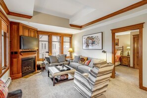 Tv, eldstad och dvd-spelare