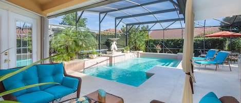 Utomhuspool och uppvärmd pool