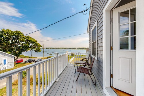 Newly built bayview home, steps to dock/launch on Great Pond - small dogs OK