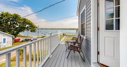 Newly built bayview home, steps to dock/launch on Great Pond - small dogs OK