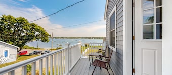 Newly built bayview home, steps to dock/launch on Great Pond - small dogs OK